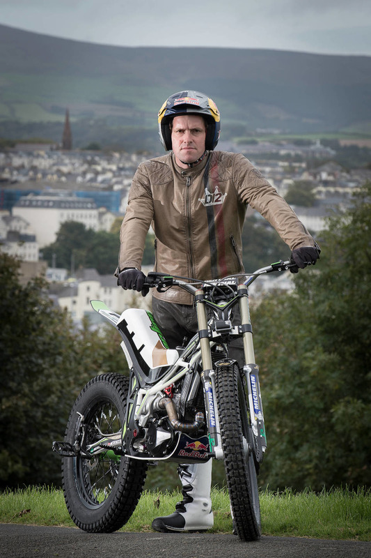 Dougie Lampkin recorre la Isla de Man sobre una rueda