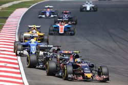 Carlos Sainz Jr., Scuderia Toro Rosso STR11 devant Fernando Alonso, McLaren MP4-31