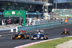 Marcus Ericsson, Sauber C35 is lapped by Daniel Ricciardo, Red Bull Racing RB12