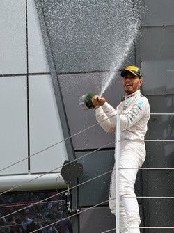 Ganador de la carrera, Lewis Hamilton, Mercedes AMG F1 celebra en el podium