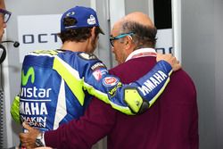 Tercero, Valentino Rossi, Yamaha Factory Racing con Carmelo Ezpeleta, CEO de Dorna