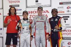 Ganador de la carrera Stoffel Vandoorne, Dandelion Racing, segundo lugar Yuji Kunimoto, Cerumo Ingi