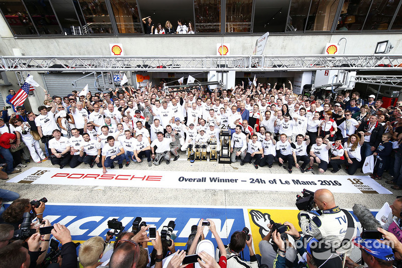 Ganadores de la carrera#2 Porsche Team Porsche 919 Hybrid: Romain Dumas, Neel Jani, Marc Lieb con el equipo