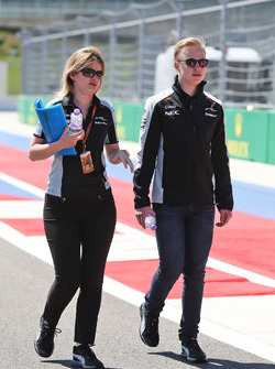 Nikita Mazepin, Sahara Force India F1 Team, Entwicklungsfahrer bei der Streckenbegehung mit Bernadet