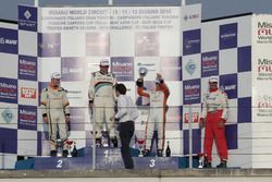 Podio TCS, Gara 1: il secondo classificato Kevin Giacon, Tecnodom, il vincitore Massimo Arduini, 2T