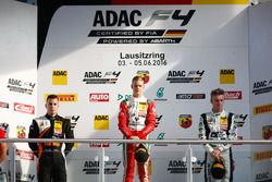 Podium : le deuxième, Joseph Mawson, Van Amersfoort Racing, le vainqueur Mick Schumacher, Prema Powerteam, le troisième, Jannes Fittje, US Racing