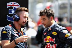 Daniel Ricciardo, Red Bull Racing parle avec son ingénieur de course, Simon Rennie