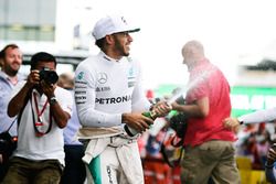 Il vincitore della gara,  Lewis Hamilton, Mercedes AMG F1 festeggia con il team