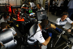 Trabaja personal de McLaren Honda MP4-31 de Fernando Alonso en el garaje