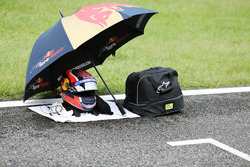 Le casque de Daniil Kvyat, Scuderia Toro Rosso STR11 sur la grille