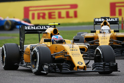 Jolyon Palmer, Renault Sport F1 Team RS16 leads team mate Kevin Magnussen, Renault Sport F1 Team RS1