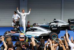 Race winner Nico Rosberg, Mercedes AMG F1 W07 Hybrid