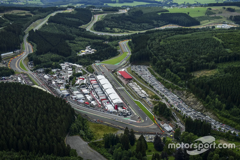 Panoramica del paddock duriante la partenza