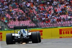 Искры из под машины Льюиса Хэмилтона, Mercedes AMG F1 W07 Hybrid