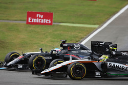 Fernando Alonso, McLaren MP4-31 e Sergio Perez, Sahara Force India F1 VJM09 lottano per la posizione