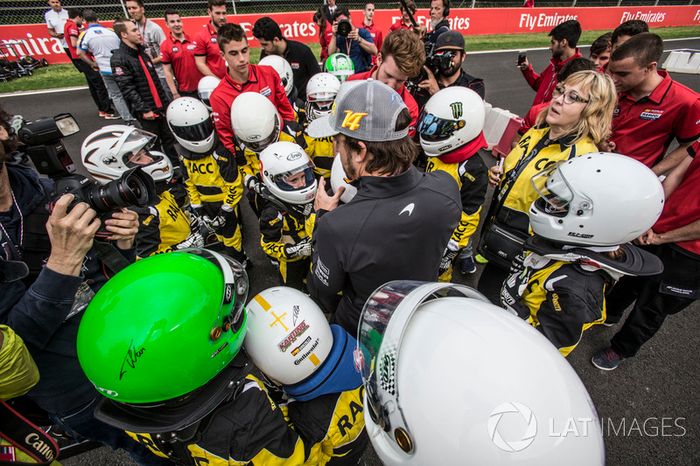 Fernando Alonso, McLaren con jóvenes pilotos de kart de RACC