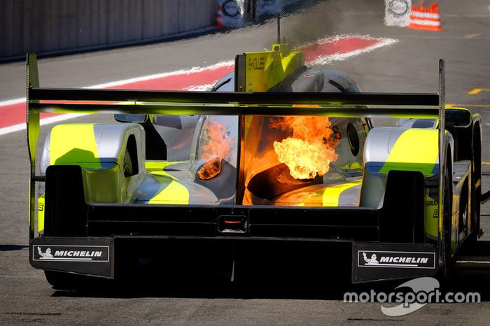 #4 ByKolles Racing Team Enso CLM P1/01: Oliver Webb, Dominik Kraihamer, Tom Dilmann, en llamas