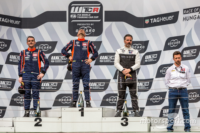 Podio: il vincitore della gara Gabriele Tarquini, BRC Racing Team Hyundai i30 N TCR, il secondo classificato Norbert Michelisz, BRC Racing Team Hyundai i30 N TCR, il terzo classificato Yvan Muller, YMR Hyundai i30 N TCR