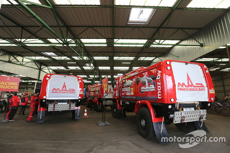 Los camiones Kamaz se preparan en Le Havre para el largo viaje a Lima, Perú