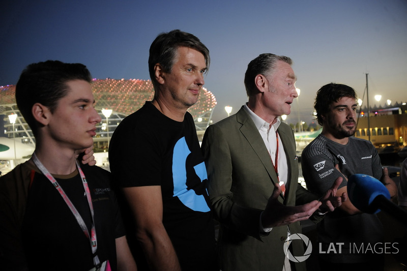 Fernando Alonso, McLaren and Cem Bolukbasi, G2 Esports Gamer, Sean Bratches, Formula One Managing Di