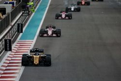 Nico Hulkenberg, Renault F1 Team RS17, devant Sergio Perez, Force India VJM10, et Esteban Ocon, Force India VJM10