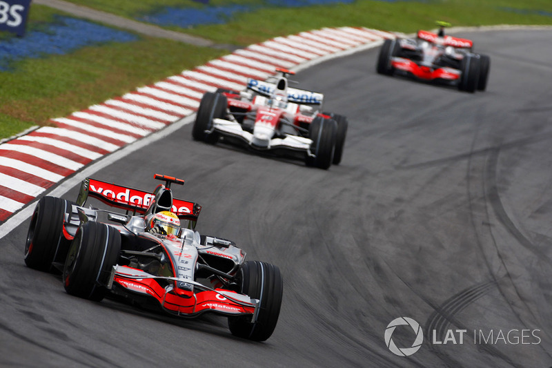 Lewis Hamilton, McLaren MP4-23, voor Jarno Trulli, Toyota TF108 en Heikki Kovalainen, McLaren MP4-23