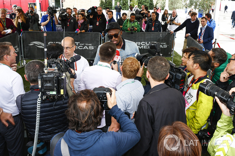 Usain Bolt habla con la prensa