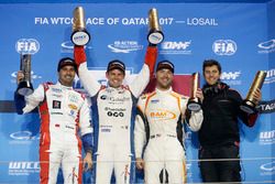 Podium: Racewinnaar Tom Chilton, Sébastien Loeb Racing, Citroën C-Elysée WTCC, tweede plaats Mehdi B