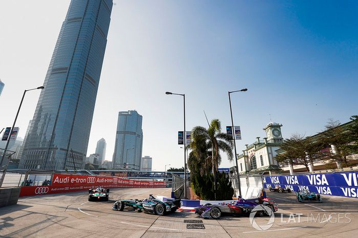 Mitch Evans, Jaguar Racing leads Alex Lynn, DS Virgin Racing