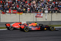 Daniel Ricciardo, Red Bull Racing RB14 and Kimi Raikkonen, Ferrari SF71H battle