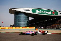 Серхио Перес, Sahara Force India F1 VJM11, и Шарль Леклер, Alfa Romeo Sauber C37