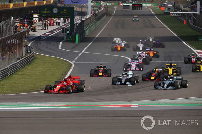 Vettel llega en cabeza a la primera curva del GP de China