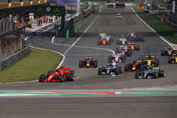 Sebastian Vettel, Ferrari SF71H, Kimi Raikkonen, Ferrari SF71H, Valtteri Bottas, Mercedes AMG F1 W09, Lewis Hamilton, Mercedes AMG F1 W09, Max Verstappen, Red Bull Racing RB14 Tag Heuer, Daniel Ricciardo, Red Bull Racing RB14 Tag Heuer, Nico Hulkenberg, Renault Sport F1 Team R.S. 18, Carlos Sainz Jr., Renault Sport F1 Team R.S. 18, and the rest of the field at the start of the race