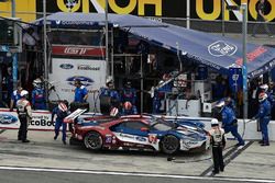 #67 Chip Ganassi Racing Ford GT, GTLM: Ryan Briscoe, Richard Westbrook, Scott Dixon pit stop