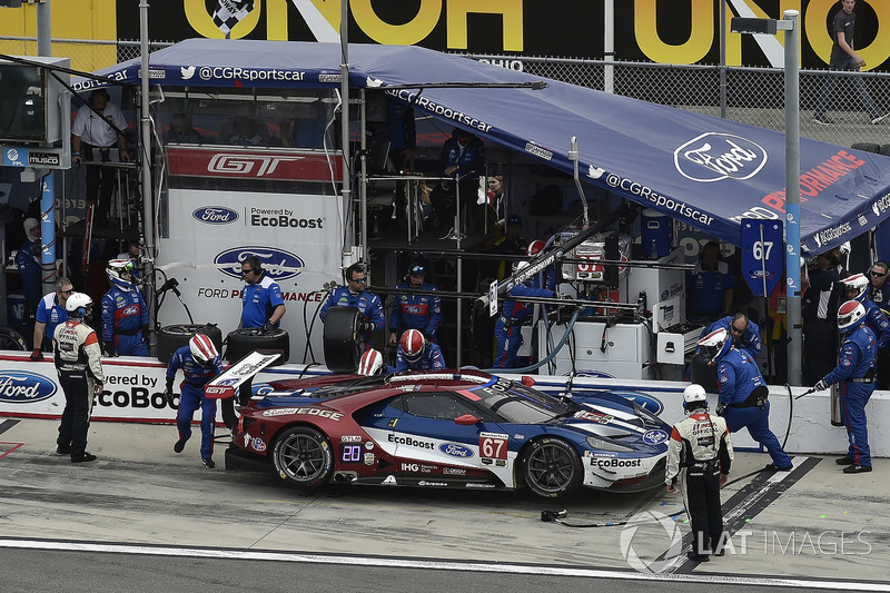 #67 Chip Ganassi Racing Ford GT, GTLM: Ryan Briscoe, Richard Westbrook, Scott Dixon pit stop