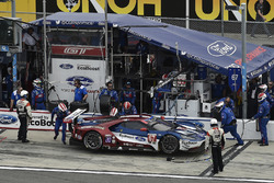 #67 Chip Ganassi Racing Ford GT, GTLM: Ryan Briscoe, Richard Westbrook, Scott Dixon pit stop