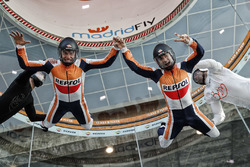 Marc Márquez y Dani Pedrosa durante el evento de Repsol en 'Fly Madrid'
