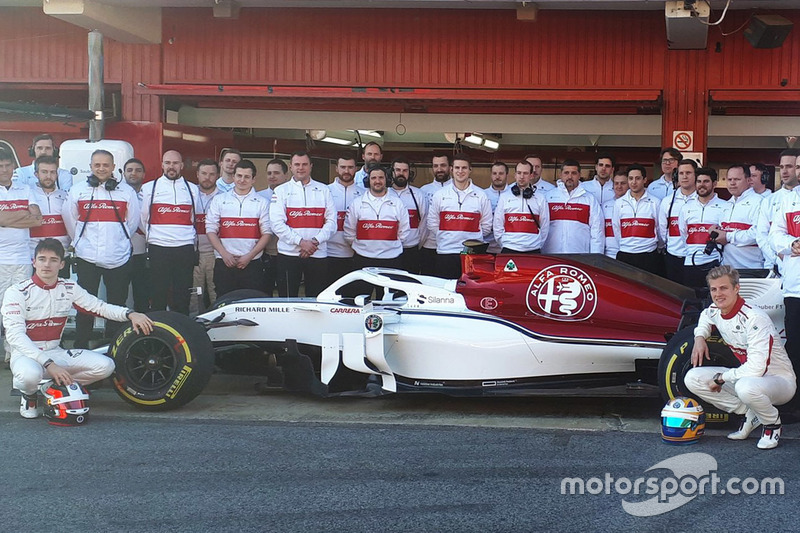 Marcus Ericsson, Charles Leclerc, Sauber con i membri del team