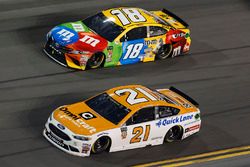 Paul Menard, Wood Brothers Racing Ford Fusion, Kyle Busch, Joe Gibbs Racing Toyota