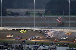 Kurt Busch, Stewart-Haas Racing Ford, Ricky Stenhouse Jr., Roush Fenway Racing Ford, pris dans un crash