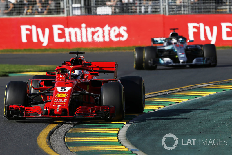 Sebastian Vettel, Ferrari SF71H lidera a Lewis Hamilton, Mercedes-AMG F1 W09