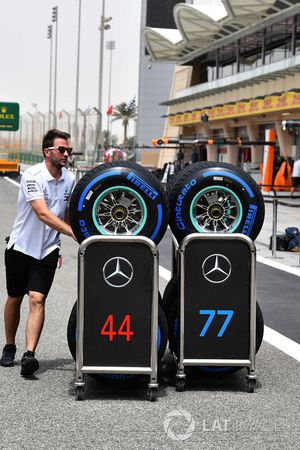Механик Mercedes AMG F1 и шины Pirelli