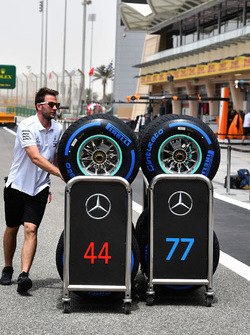 Механик Mercedes AMG F1 и шины Pirelli