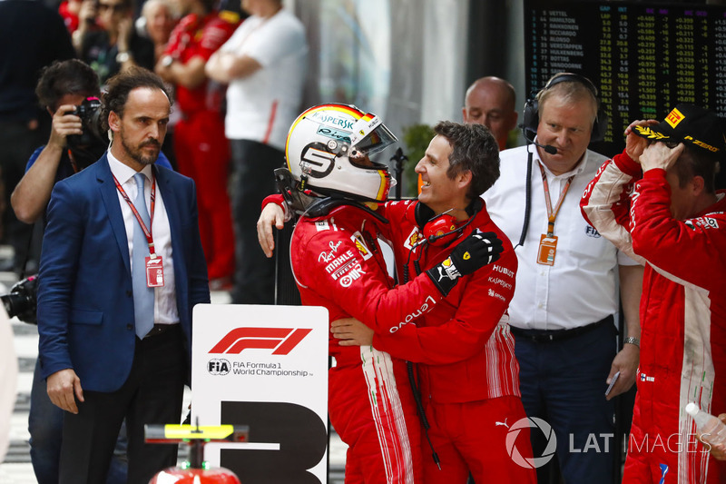 Победитель Себастьян Феттель, Ferrari, стратег команды Инаки Руэда