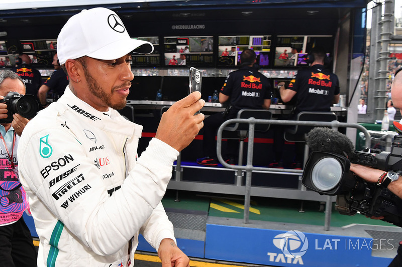 Lewis Hamilton, Mercedes-AMG F1, celebra su pole position del GP de Australia