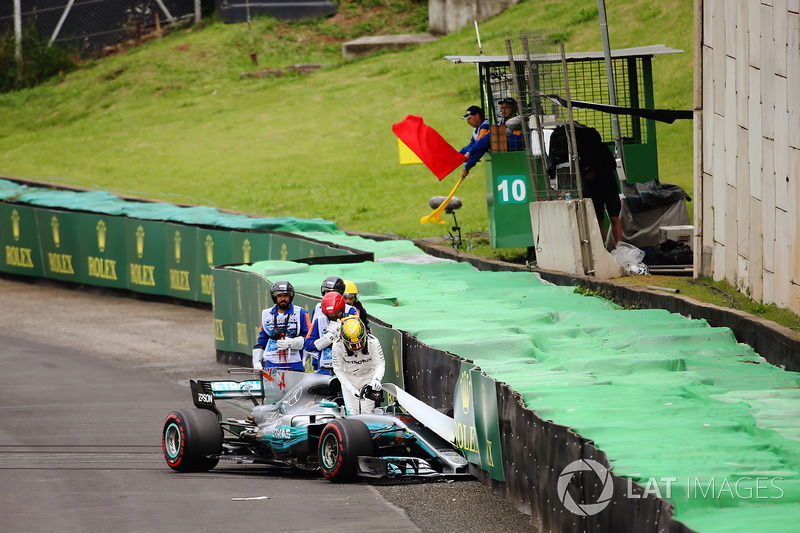 Lewis Hamilton, Mercedes AMG F1 W08, esce dalla sua monoposto dopo l'incidente in Q1