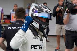 Le poleman Valtteri Bottas, Mercedes AMG F1, fête sa pole position dans le Parc Fermé