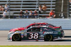 David Ragan, Front Row Motorsports Ford y Corey LaJoie, BK Racing Toyota