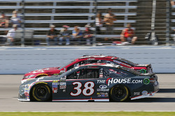 David Ragan, Front Row Motorsports Ford y Corey LaJoie, BK Racing Toyota