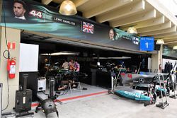 Гараж Mercedes AMG F1
